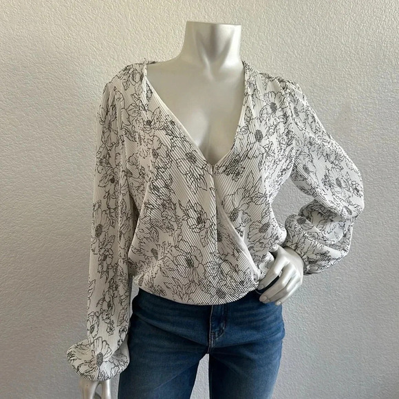 NWT ASTR The Label long sleeve Surplice Wrap Top - Picture 3 of 8